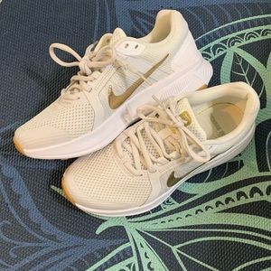Nike size 6.5 never worn white w/gold run swift